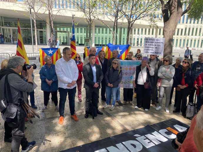 El socio de la ANC investigado por desobediencia por intentar sobrepasar el cordón de Mossos el 8 de agosto, tras el regreso del expresident Carles Puigdemont a Catalunya, y el abogado de Alerta Solidaria, Xavier Monge, frenre a la Ciutat de la Justícia