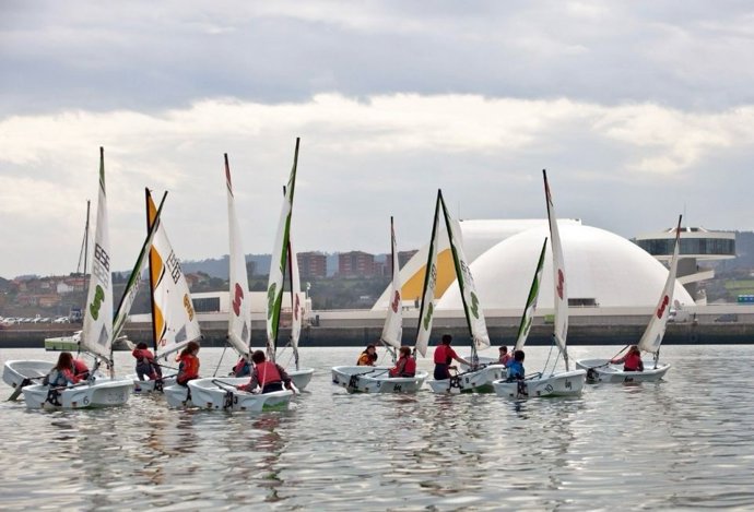Escuela de Vela 'Marina de Avilés' en la Ría de Avilés.