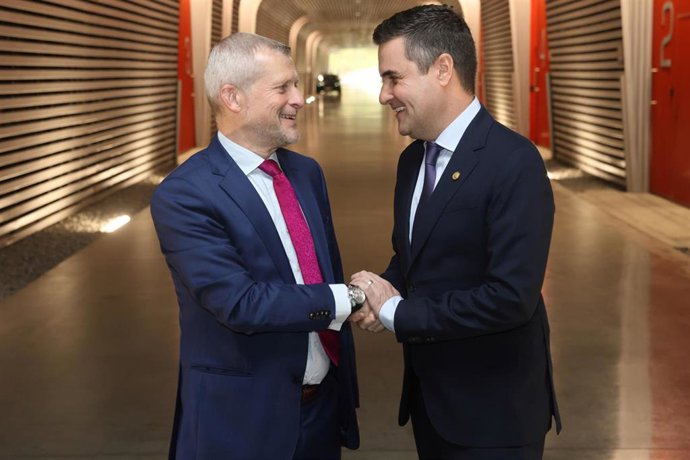 Reunión del director general de Basquevolt,  Pablo Fernández, con el consejero de Industria, Transición Energética y Sostenibilidad del Gobierno Vasco, Mikel Jauregi.