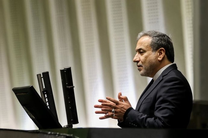 Archivo - Arquivo - O ministro das Relações Exteriores do Irã, Abbas Araqchi, durante uma aparição no Parlamento em Teerã (arquivo)