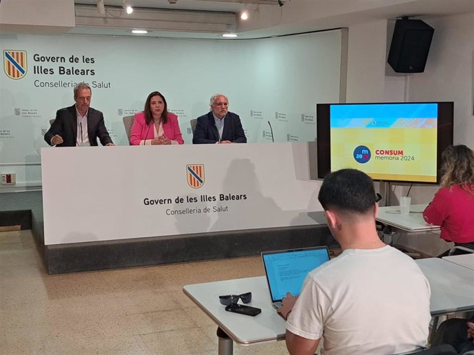El jefe del Departamento de Protección y Defensa de los Derechos de los Consumidores, Jesús Cuartero, la consellera de Salud, Manuela García, y el director general de Prestaciones, Farmacia y Consumo, Joan Simonet, presentan la memoria de Consumo de 2024.