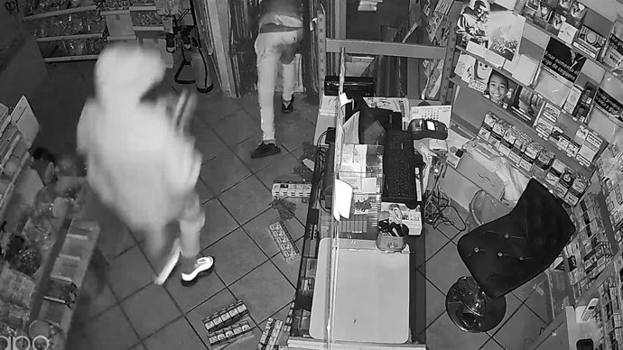 Captura de una cámara de seguridad del robo en un estanco.