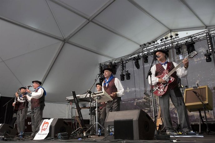 Archivo - Imagen de los cinco bilbaínos actuando en la emprega de premios del Concurso de Bilbainadas