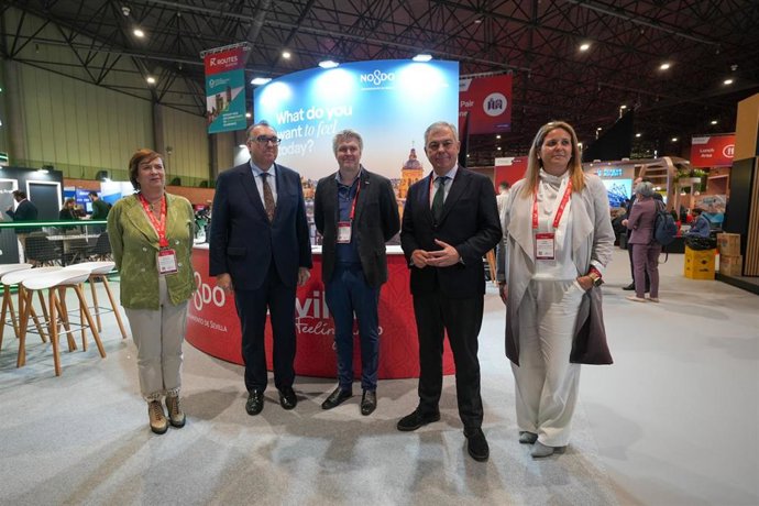 Sanz se reúne con directivos de American Airlines en el marco del congreso de 'Routes Europe', que se celebra en Fibes.