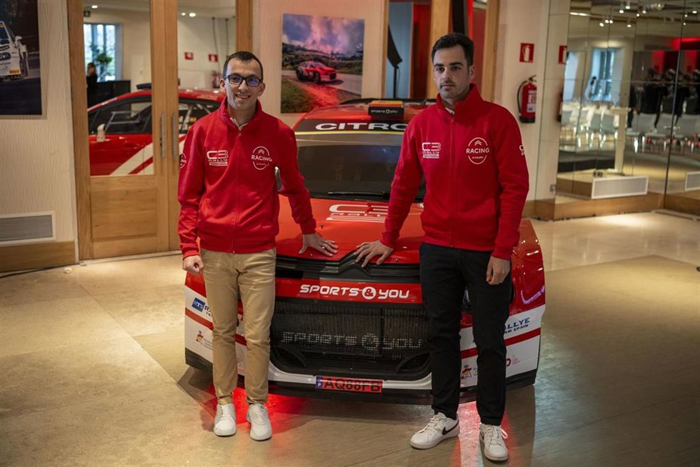 El piloto español Diego Ruiloba posa junto a su copiloto, Ángel Vela, con el coche de Citron.