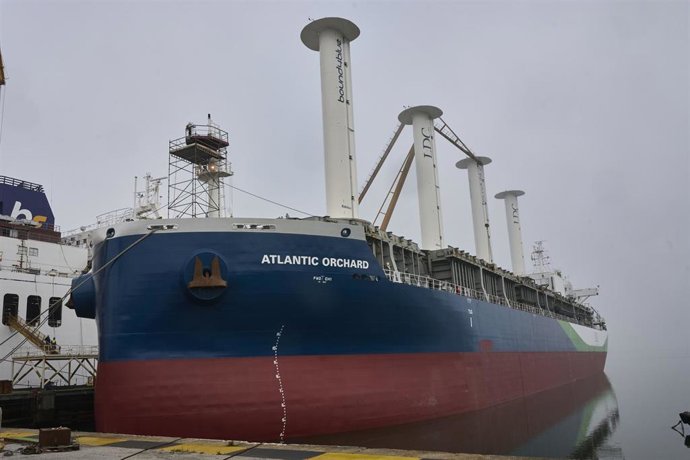 Botadura del buque de carga general en el que la empresa cántabra Bound4Blue ha instalado las velas de succión más grandes del mundo