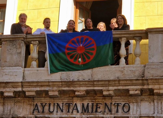 Colocación de la bandera del pueblo gitano en el balcón del Ayuntamiento de Teruel.