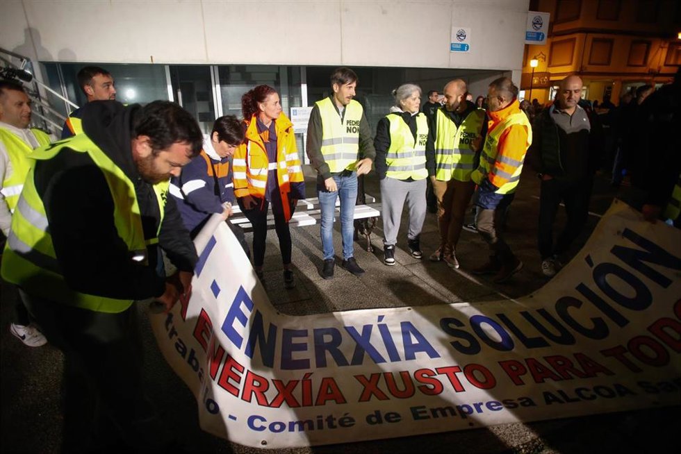 Archivo - Decenas de personas durante una protesta de trabajadores de Alcoa, a 30 de octubre de 2024, en San Cibrao, Lugo, Galicia (España).