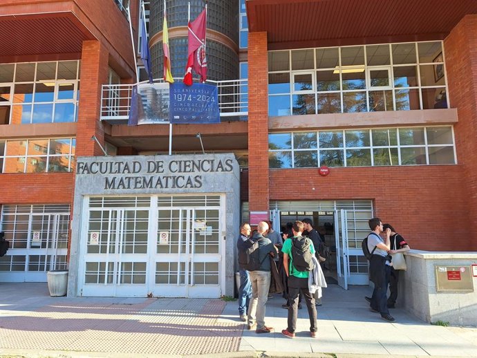 Professores e alunos da universidade vão para a Faculdade de Matemática da Universidade Complutense de Madri para um lock-in acordado em 7 de abril de 2025 em Madri.