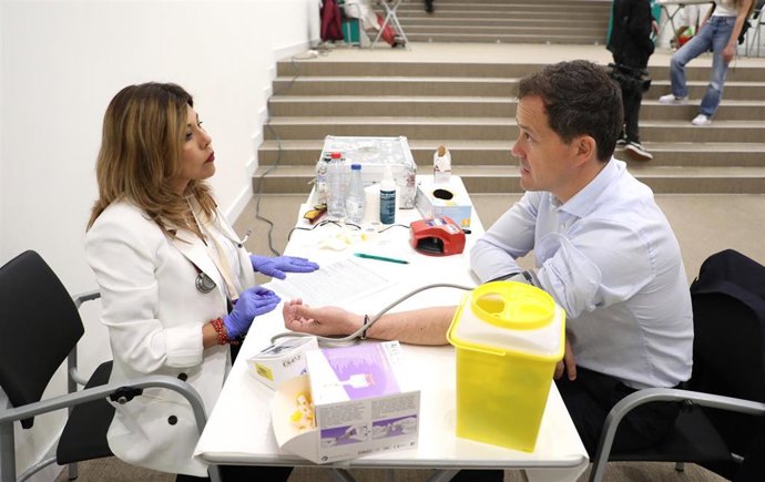El alcalde de Toledo, Carlos Velázquez, en el Maratón de Donación de Sangre.