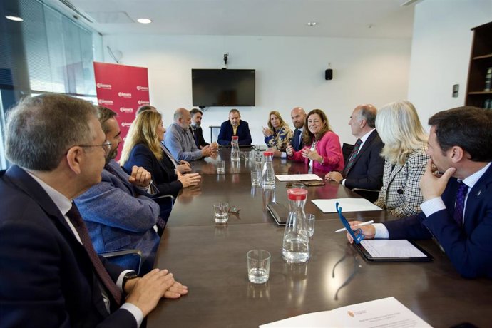 La consejera de Desarrollo Educativo y Formación Profesional, María del Carmen Castillo, en la firma con AGI.