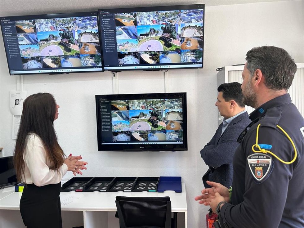 El alcalde visita el sistema municipal de videovigilancia