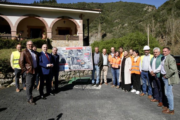 Media asiste al inicio de las obras de mejora del plan hidráulico de Liébana
