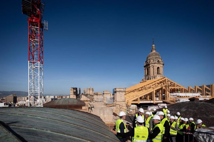 El alcalde de Málaga, Francisco de la Torre, junto a los portavoces de los grupos municipales del PP y de Vox, Elisa Pérez de Siles y Antonio Alcázar, respectivamente, y otros concejales visitan las obras de la Catedral de Málaga