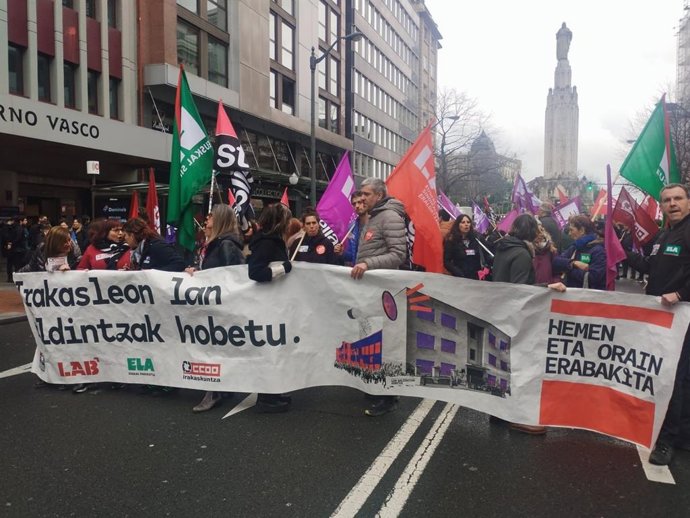 Los sindicatos LAB, Steilas, ELA y CCOO, encabezan la manifestación durante la huelga del profesorado de Educación pública