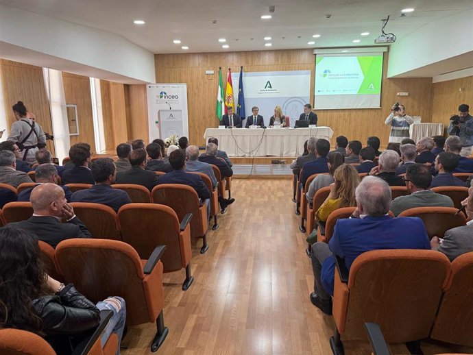 El consejero de Industria, Energía y Minas de la Junta de Andalucía, Jorge Paradela, presenta en Huelva el nuevo programa de ayudas 'Incentivos Integrados' para la indistria.