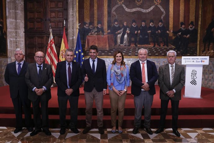 El presidente de la Generalitat Valenciana, Carlos Mazón, y la alcaldesa de València, María José Catalá, con representantes de los regantes del Júcar y del Turia tras firmar el I Pacto del Agua por l'Albufera.