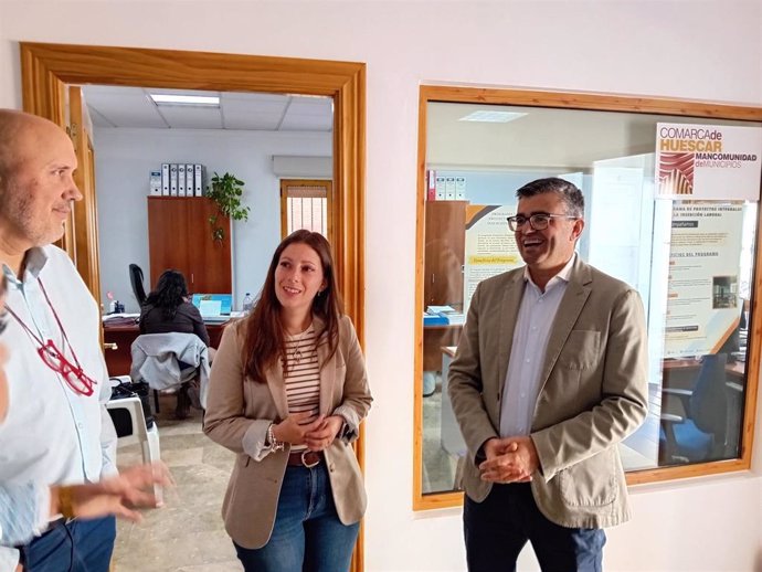 El delegado de Empleo de la Junta en Granada, Javier Martín, ha participado en la visita con la presidenta de la Mancomunidad de Municipios de Huéscar, Raquel Guijarro