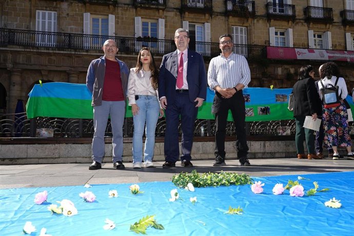 El alcalde de Bilbao, Juan Mari Aburto, participa en la conmemoración del 8 de abril, 'Día Internacional del Pueblo Gitano'