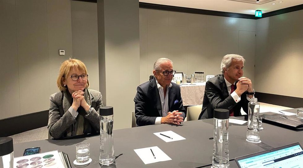 El presidente ejecutivo de Renta Corporación, Luis Hernández de Cabanyes, el consejero delegado, David Vila, y la directora general corporativa, Maribel Meléndez, en rueda de prensa