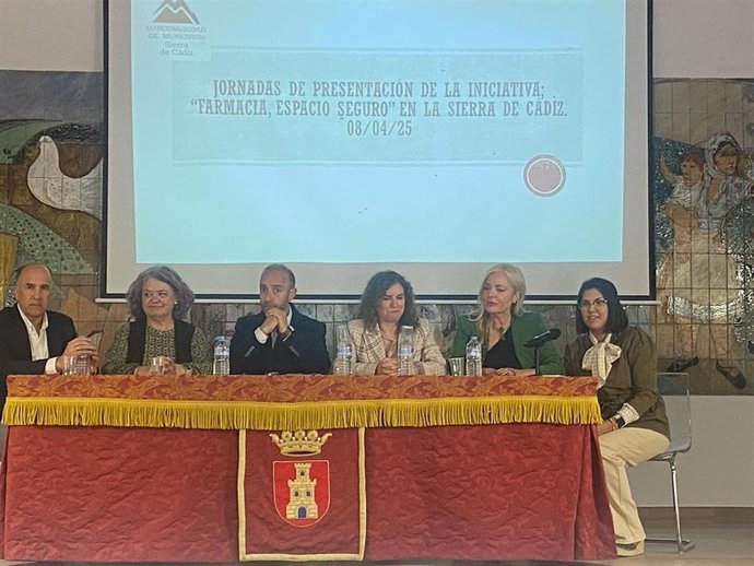 La diputada de Igualdad y Diversidad, Susana Sánchez Toro, en una reunión del proyecto 'Farmacia, espacio seguro' en Villamartín
