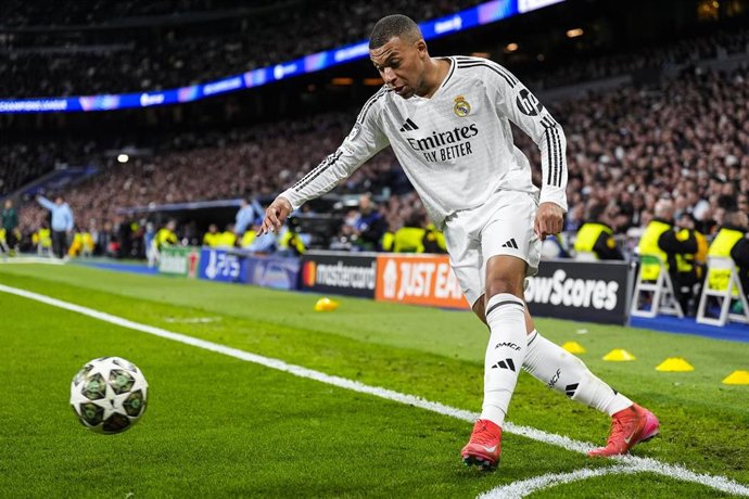 Archivo - El jugador del Real Madrid Kylian Mbappe durante un partido de Liga de Campeones en el Santiago Bernabéu.