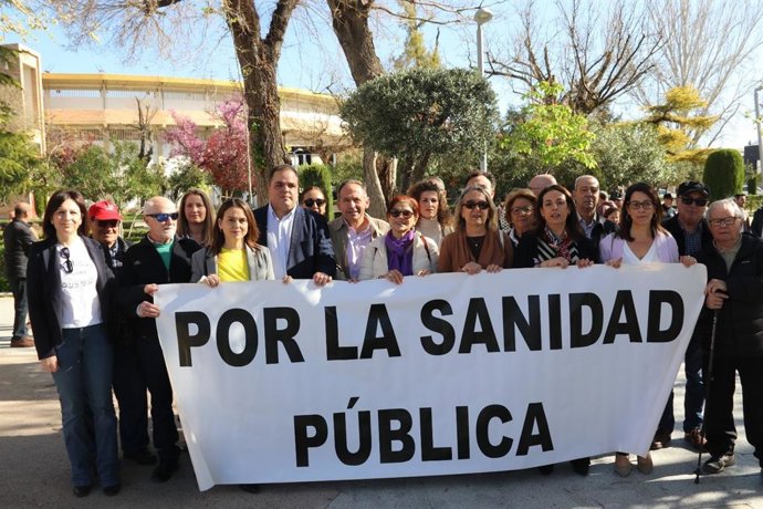 Representantes del PSOE de Jaén en el entorno del centro de salud La Alameda.