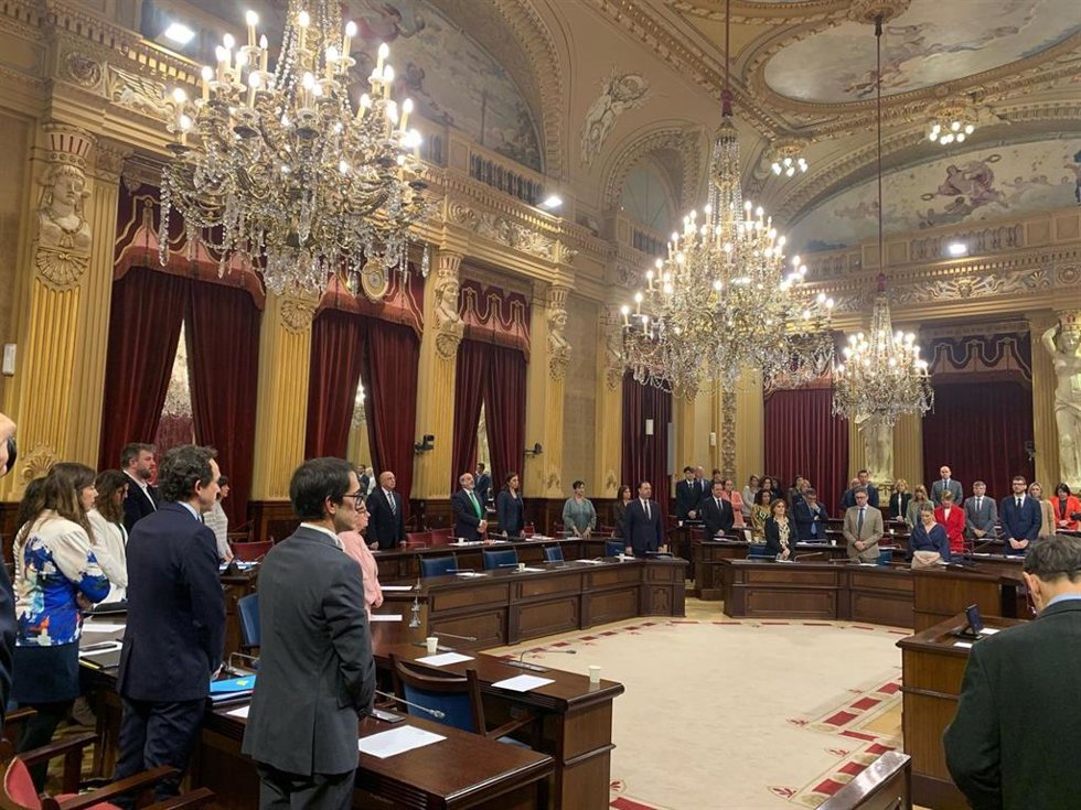 El pleno del Parlament guarda un minuto de silencio por el fallecimiento de Pere Palau