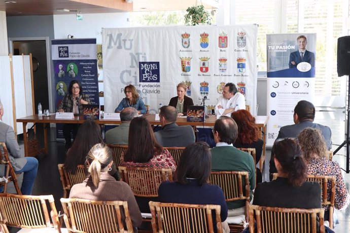 Acto de presentación del recetario 'Sabores de ayer y de hoy', de la Fundación de Municipios Pablo de Olavide .
