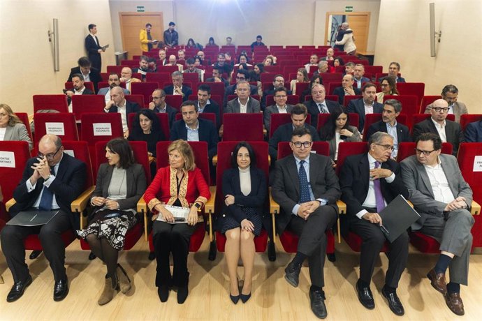 La secretaria de Estado de Industria, Rebeca Torró; el presidente de Femeval, Vicente Laguente; la presidenta de Faconauto, Marta Blázquez, entre otros, durante la III Jornada de Automoción de la Comunitat Valenciana