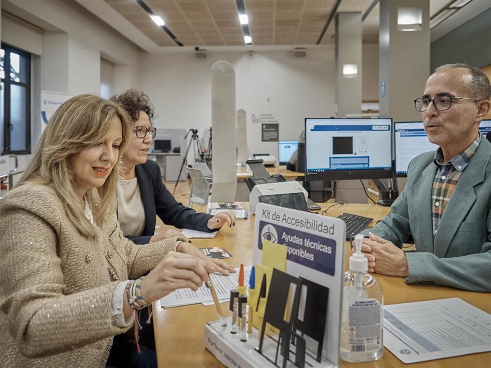 La presidenta del Cabildo de Teneirfe, Rosa Dávila, en una visita al servicio de atención ciudadana