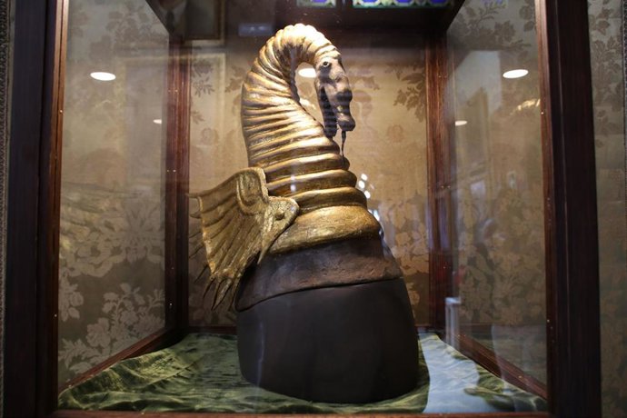 Archivo - Réplica de la Cimera Reial de Cort, usada en la Festa de l'Estendard.