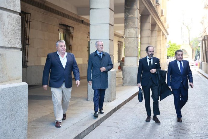 Los hermanos dueños de Magtel, Mario (1d) e Isidro López (1i) acuden a la Audiencia Provincial como acusados en el juicio de la mina de Aznalcóllar. A 07 de abril de 2025, en Sevilla (Andalucía, España). La Sección Tercera de la Audiencia de Sevilla conti
