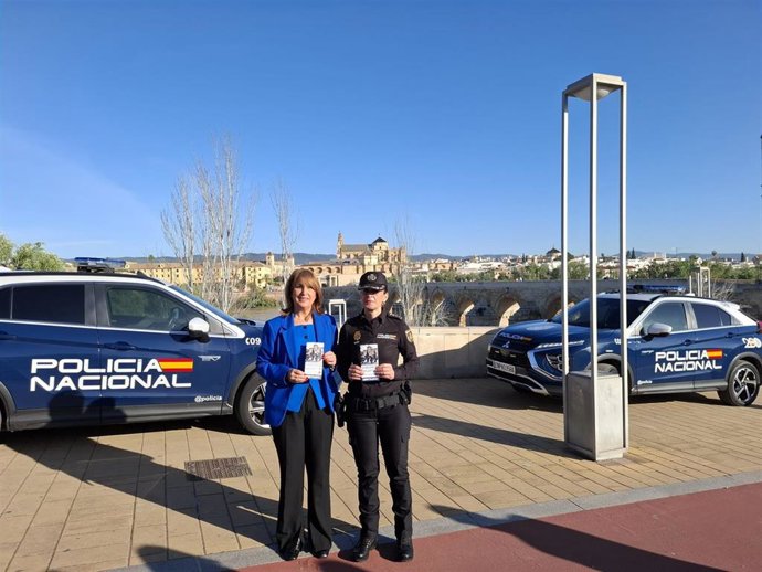 Presentación del Plan Turismo Seguro en el Puente Romano de Córdoba, con la subdelegada del Gobierno, Ana López, y la comisaria principal, jefa provincial, Dolores López.