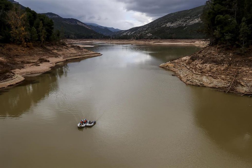 Archivo - Una lancha trabaja para limpiar el agua tras el efecto de la dana en la presa de Buseo, a 11 de diciembre de 2024