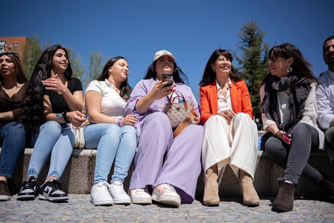 La ministra de Igualdad, Ana Redondo, asiste al acto  'Ceremonia del Río', en los Jardines Húmedos del Puente de Segovia, a 8 de abril de 2025, en Madrid (España). 