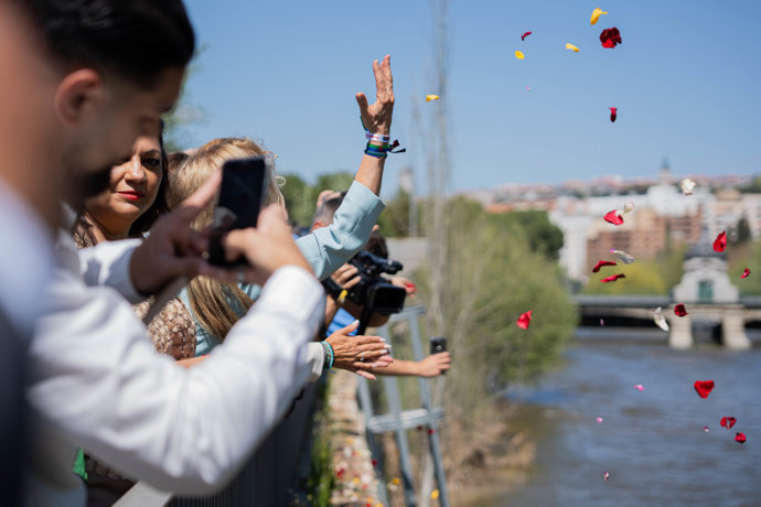 Acto 'Ceremonia del Río', en los Jardines Húmedos del Puente de Segovia, a 8 de abril de 2025, en Madrid (España).