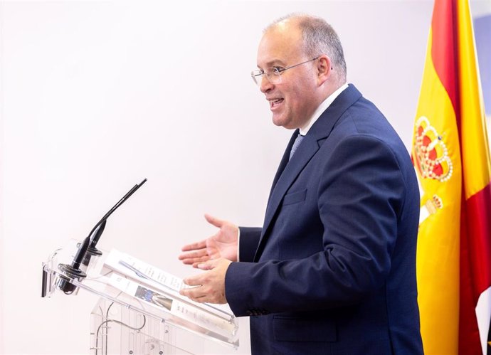 El portavoz del PP en el Congreso, Miguel Tellado, durante una rueda de prensa posterior a la Junta de Portavoces, en el Congreso de los Diputados, a 8 de abril de 2025, en Madrid (España).