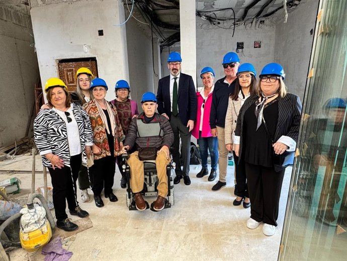 Molina (centro), durante su visita a las obras de construcción del nuevo Centro de Día de la Asociación de Discapacitados Físicos, Psíquicos, Sensoriales y Orgánicos de Aguilar de la Frontera.