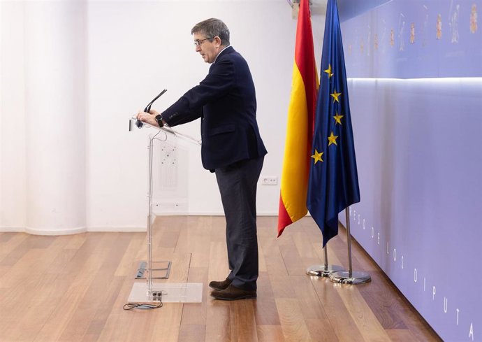 Archivo - El portavoz del PSOE en el Congreso, Patxi López, durante una rueda de prensa posterior a la Junta de Portavoces, en el Congreso de los Diputados, a 25 de febrero de 2025, en Madrid (España).