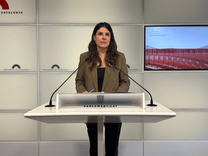 La portavoz de Junts en el Parlament, Mònica Sales, en una atención a los medios tras la conferencia del presidente, Salvador Illa, para presentar su plan económico