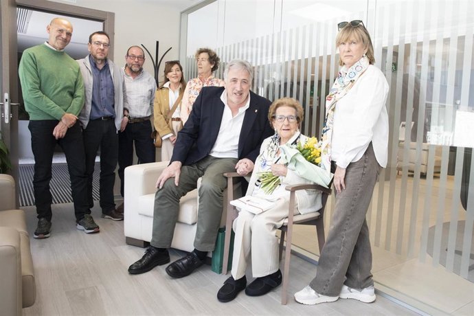 Gloria Lusarreta con su familia y el alcalde de Pamplona.