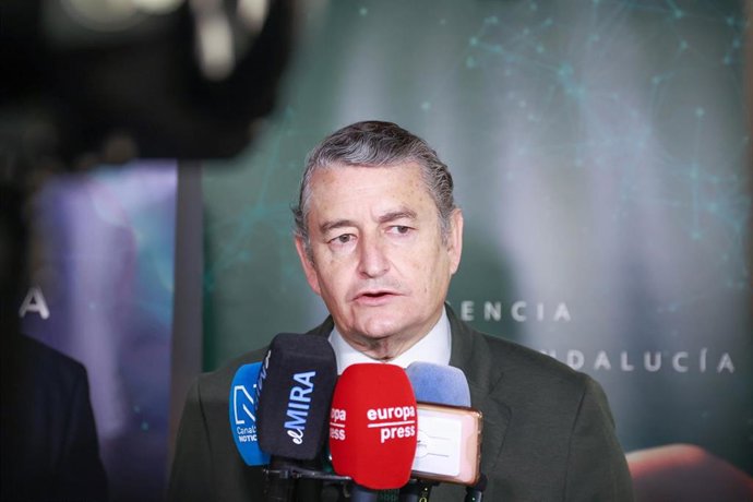 El consejero de la Presidencia, Interior, Diálogo Social y Simplificación Administrativa, Antonio Sanz, atiende a los medios. 