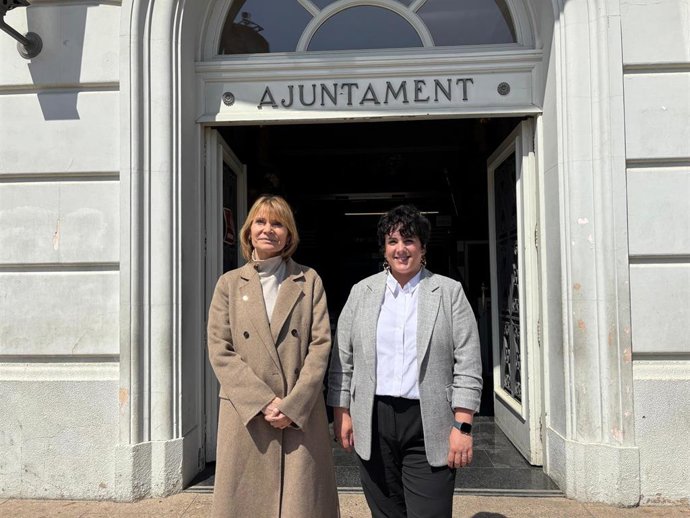 La presidenta de la Diputación de Barcelona, Lluïsa Moret, y la alcaldesa de Santa Coloma de Gramenet (Barcelona), Mireia González, tras reunirse en el Ayuntamiento de la ciudad