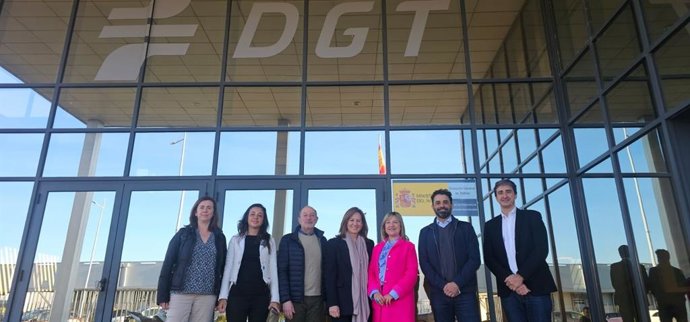 A consejera López ha estado acompañada por la secretaria general de la DGT, María Lidón Lozano, el director del Servicio de Tráfico Navarra, José Javier Boulandier, y el director gerente de Tracasa Instrumental, Daniel Goñi.