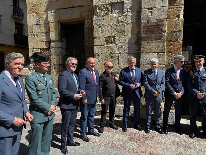 Autoridades en la entrega del título de Personaje Singular de la Semana Santa de León 2025.