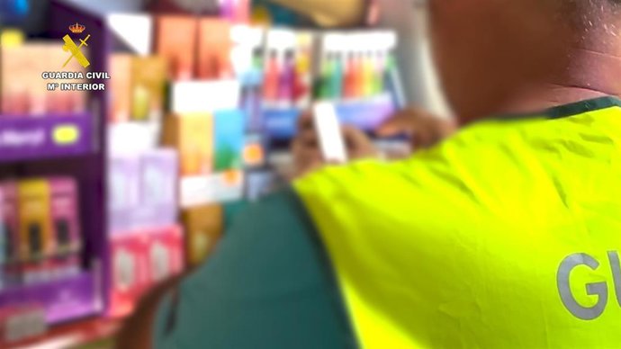 Un agente de la Guardia Civil con vapeadores ilegales intervenidos en Tenerife