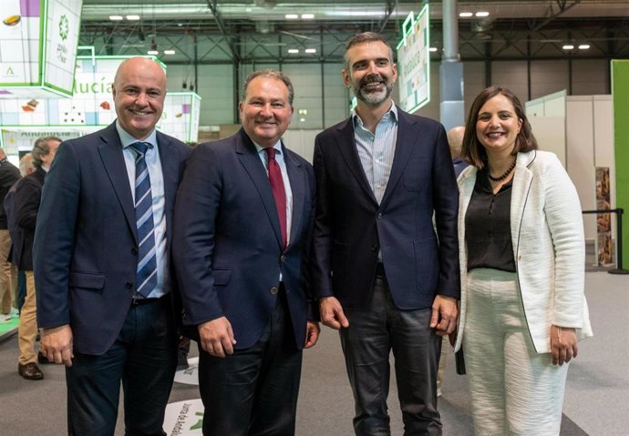 El presidente de la Diputación, David Toscano, junto al consejero de Agricultura, Pesca Agua y Desarrollo Rural de la Junta de Andalucía. Ramón Fernández-Pacheco en el Salón Gourmets de Madrid.