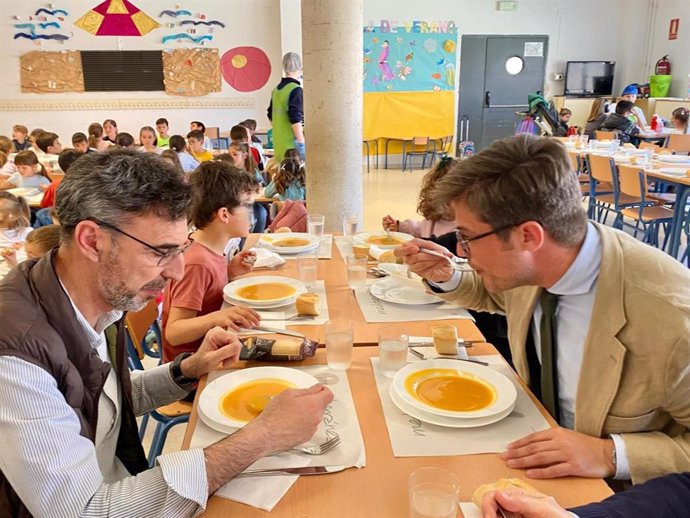 Copé (dcha.) comparte el menú de los alumnos del CEIP Noreña de Córdoba en su comedor escolar.