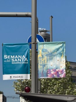 Colocan por error banderolas de la Semana Santa de 2022.
